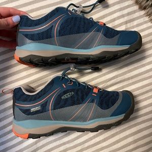 Keen hiking shoes - waterproof